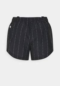 Pantalones cortos negros con una cintura elástica, que presentan patrones de texto verticales en blanco y un pequeño acento de logo en el lado. Material suave y ligero.