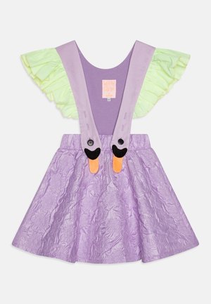 Lilla kleit, millel on volangilised mündirohelised varrukad, reguleeritavad rihmad ja dekoratiivsed oranžid ning mustad aksessuaarid dekolteel. Tekstureeritud seelik.