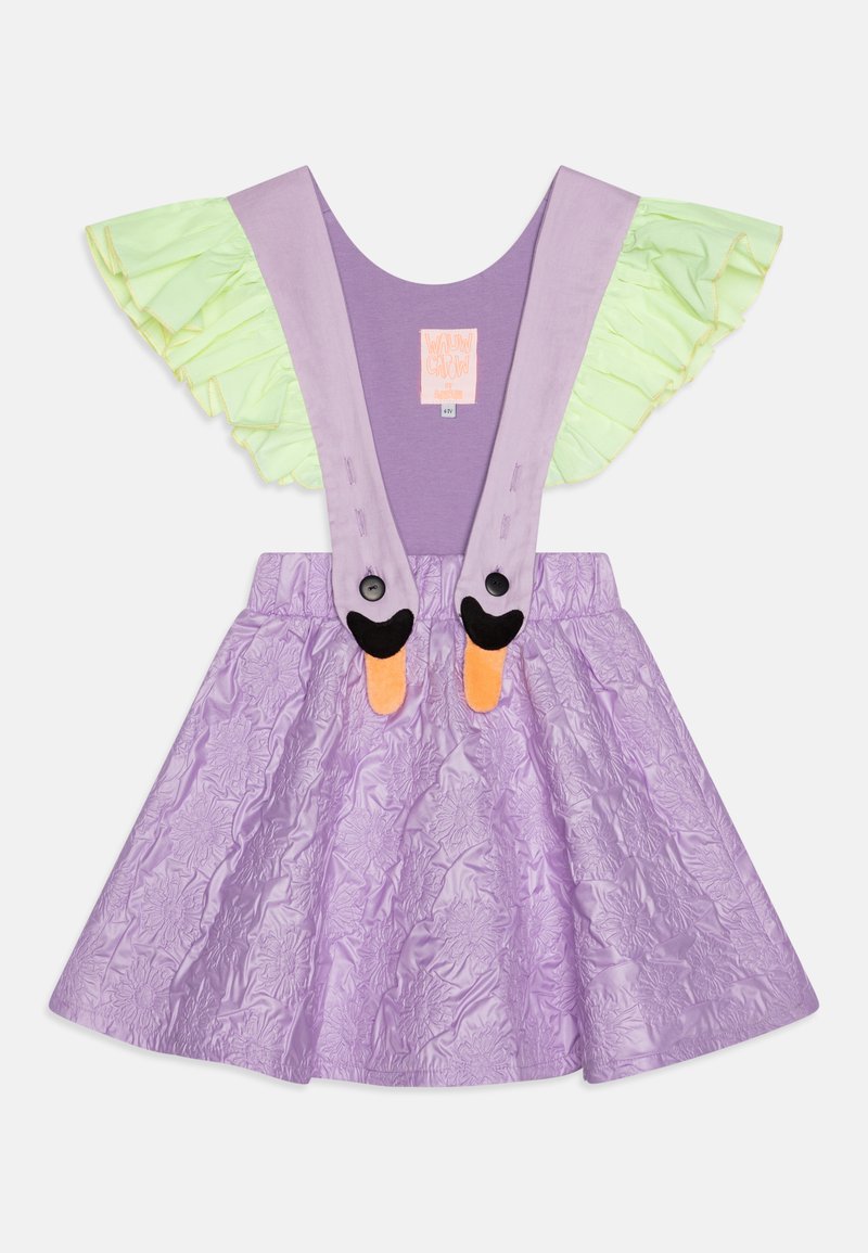 Vestido roxo com mangas de verde menta em babados, alças ajustáveis e detalhes decorativos em laranja e preto no corpete. Saia texturizada.