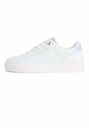 Hvid lav sneaker med lyseblå hælflig, hvide snørebånd og gult "Tommy Hilfiger"-logo på siden.