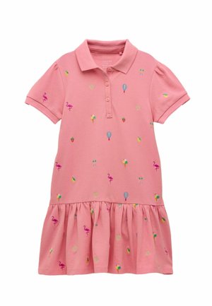 Różowa sukienka polo z krótkim rękawem, kołnierzykiem i guzikami, ozdobiona małymi, kolorowymi nadrukami flamingów, rożków lodów, truskawek i balonów.