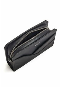 Portefeuille en cuir noir avec deux compartiments zippés, un extérieur texturé et un intérieur lisse. Comprend une fermeture éclair en métal et un détail de logo.
