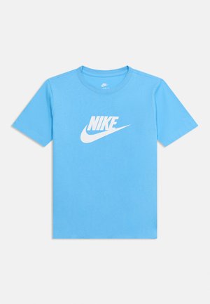 T-shirt Nike bleu clair à manches courtes avec logo Nike blanc et swoosh centré sur la poitrine, col rond.