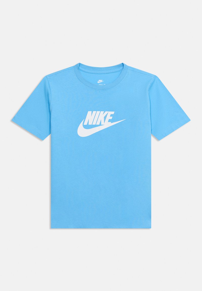 Svetlomodré tričko Nike s krátkym rukávom s bielym logom Nike a znakem swoosh v strede na hrudi, s okrúhlym výstrihom.