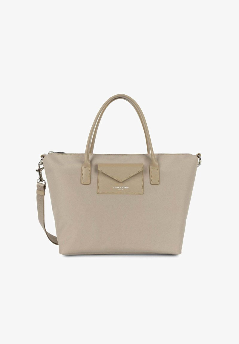Sac fourre-tout beige en matériau synthétique, avec deux poignées supérieures, une bandoulière amovible et une poche avant avec fermeture à bouton-pression.