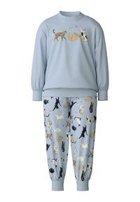Lichtblauwe sweater met dierenmotieven aan de voorkant; bijpassende lichtblauwe jogger pants met verschillende kattenprints en vlinders.