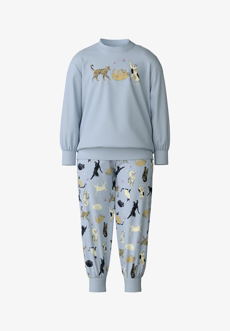 Lichtblauwe sweater met dierenmotieven aan de voorkant; bijpassende lichtblauwe jogger pants met verschillende kattenprints en vlinders.