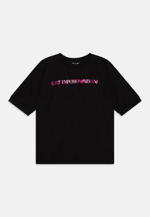Schwarzes Baumwoll-T-Shirt mit kurzen Ärmeln, das ein auffälliges pinkes "EA7 Emporio Armani"-Logo in moderner Schriftart über der Brust zeigt.