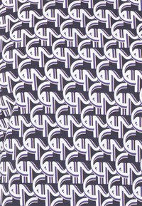 Gemusterter Stoff mit ineinandergreifenden weißen und lila stilisierten Buchstaben auf einem dunkelblauen Hintergrund, der ein sich wiederholendes geometrisches Design schafft.