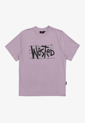 Korte mouwen lavendelkleurig T-shirt van katoen, met een zwart grafisch tekst "Wasted" en een ontwerp van prikkeldraad. Etiket zichtbaar aan de zijkant.