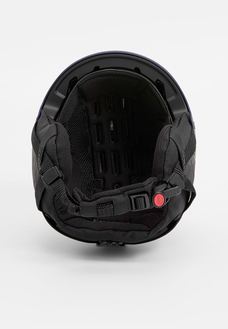 Casco negro con un interior redondeado, acolchado de malla, correas ajustables y una hebilla roja. Presenta orificios de ventilación para transpirabilidad.