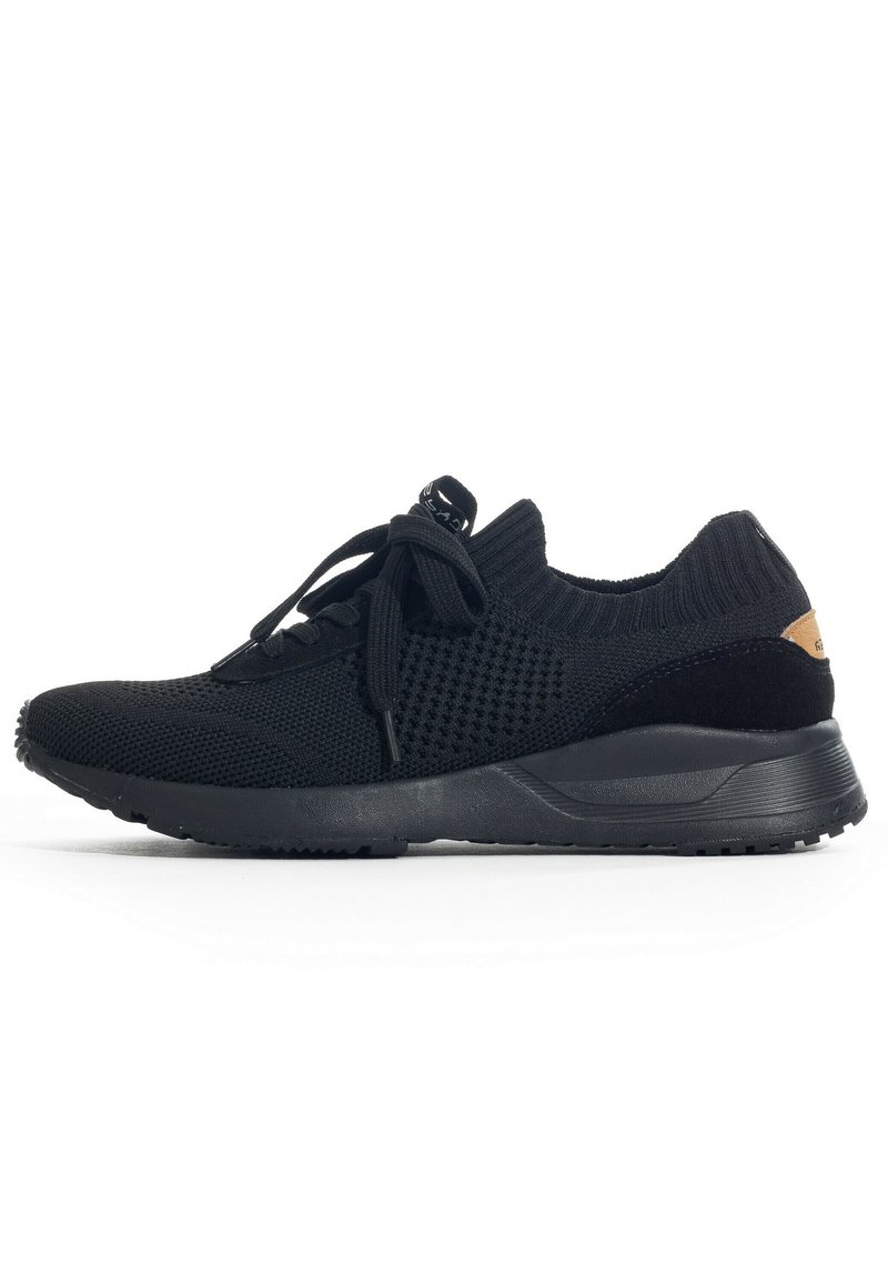 Scarpa sportiva nera con tomaia in maglia, pannelli in rete testurizzati, chiusura con lacci e suola in gomma nera a contrasto. Decorata con un'etichetta con logo.