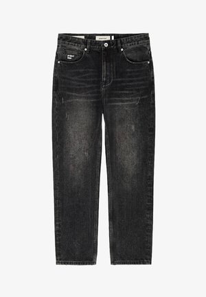 Sorte, vaskede jeans med lige ben og let slid, fem-lomme stil, knaplukning og "project blue" etiket på forlompen.