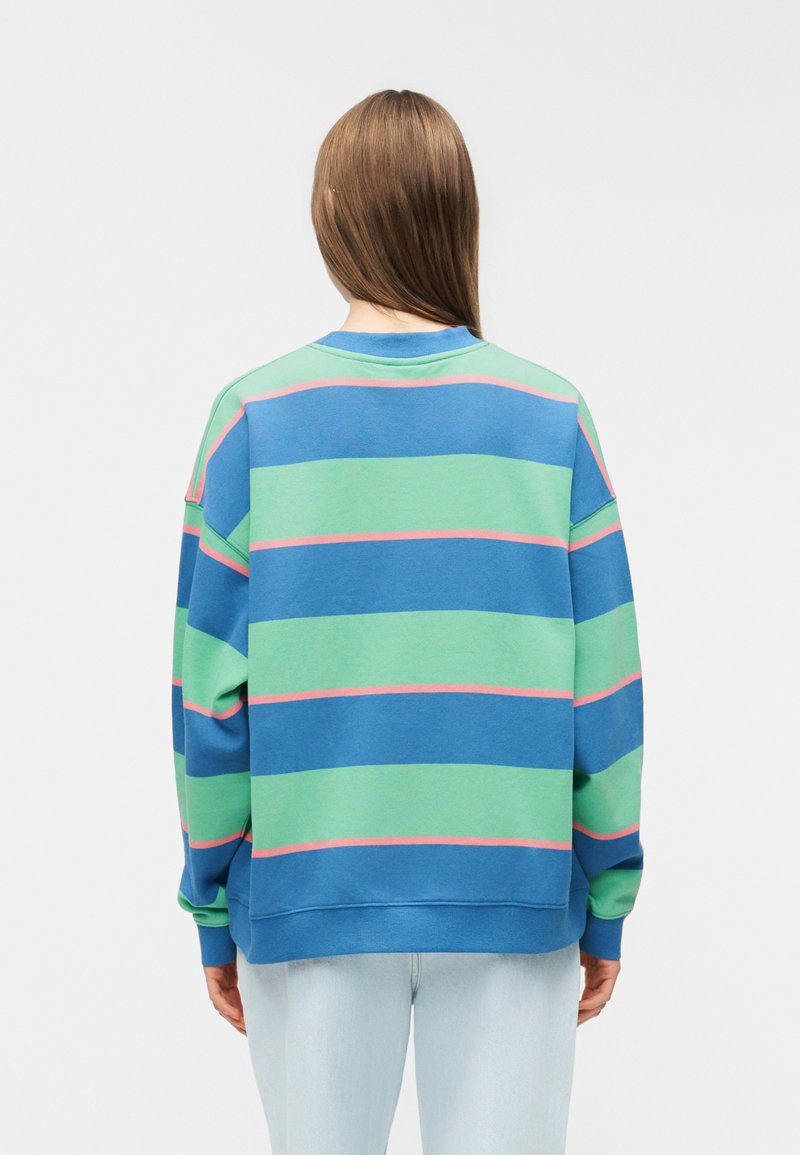 Haut Rayé Y2K Décontracté Sweat Femme Oversize Rayé - Col Rond Manches Longues - Style Y2K - Hiver Décontracté - Hanaoops Vêtement Femme Style Rétro Haut Rayé Y2K Décontracté Sweat Femme Oversize Rayé - Col Rond Manches Longues - Style Y2K - Hiver Décontracté - Hanaoops Vêtement Femme Style Rétro
