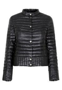 Svart puffjacka med kort, upprätt krage, quiltad textur, knäppning och ribbad nederkant, med ett smooth och glänsande material.