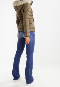 Hilfiger Denim Bunda z prachového peří - khaki