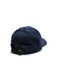 Marinblå bomullsbasker med en rundad skärm, justerbart band på baksidan och ventilationshål. Slät textur, enkel design.