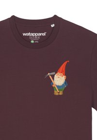Bordeaux T-shirt van zacht materiaal met een speelse cartoon gnoom-afbeelding, met een rode hoed, witte baard en die een hooivork vasthoudt.