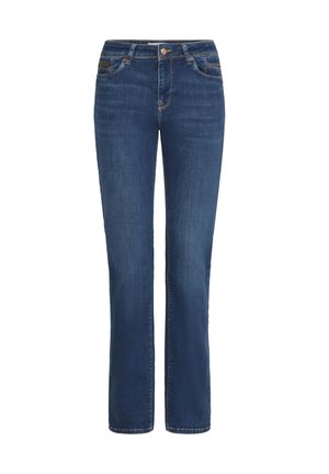 Stredne modré rifle s rovnými nohavicami, prednými a zadnými vreckami, zapínaním na gombíky a pútkami na opasok na bielom pozadí.