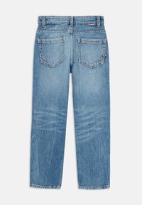 Jeans in denim azzurro chiaro con design a gamba dritta. Presentano cinque tasche e dettagli strappati. Include un'etichetta con marchio sulla vita.