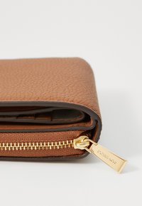 MICHAEL Michael Kors EMPIRE BIFOLD WALLET - Portafoglio - luggage