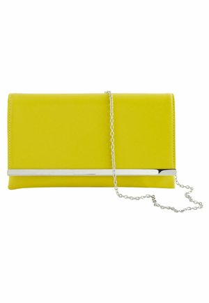 Pochette rectangulaire jaune avec garniture métallique argentée et bandoulière chaîne argent détachable sur fond blanc.