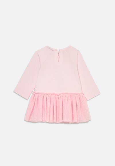 Rosa langermet babykjole med en tyll ruffle skjørt og en knappåpning i nakken bak.