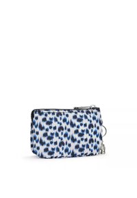 Produkt: Lynlås-pose. Har et hvidt stof med et blåt og sort leopardmønster, sølv hardware og afrundede hjørner.