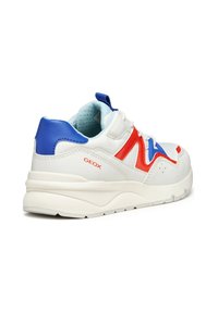 Scarpa sportiva bianca con accenti blu e rossi, caratterizzata da una tomaia in pelle testurizzata e rete, suola ammortizzata e design a punta arrotondata.