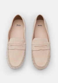 Vaaleanbeige mokkanahkakengät, joissa on ommeltu varvasosa ja litteä pohja. Minimalistinen tyyli, jossa on embossed-brändilogo sisäpuolella.