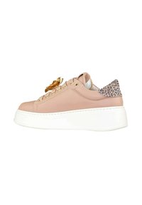 Sneaker in pelle rosa con suola piatta bianca, lacci dorati e un tacco con stampa leopardata. Presenta un'immagine floreale decorativa.