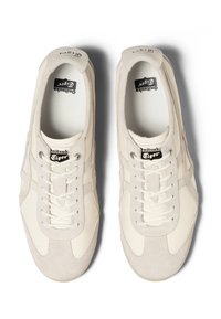 Białe sneakersy wykonane z gładkiej skóry i zamszu, z okrągłym noskiem, sznurowanym zapięciem i logo na języku.
