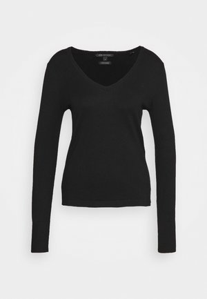 Sort langærmet V-hals sweater med ribstrikkede manchetter og et lille broderet logo på venstre bryst.