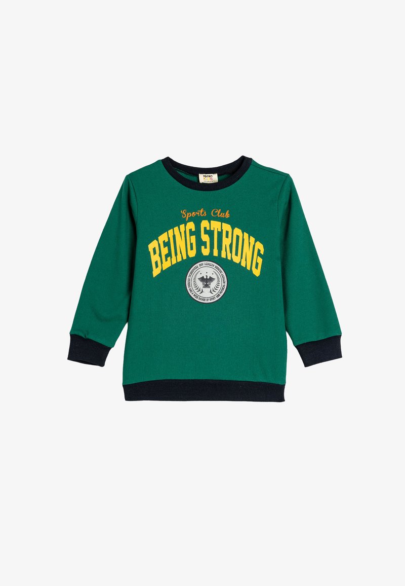 Groene sweatshirt met lange mouwen, voorzien van marineblauwe geribde manchetten en halslijn. Heeft de tekst "Sports Club BEING STRONG" en een cirkelvormig logo detail.