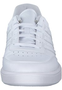 Witte sportieve sneakers met een soepel lederen bovenwerk, zes veterogen, perforaties op de neus en een getextureerde rubberen zool.
