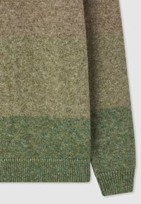 Maglione a maglia con strisce orizzontali in diverse tonalità di marrone e verde. Polsini e orlo a coste; tessuto morbido e testurizzato.