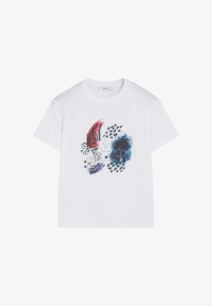 T-shirt blanc à manches courtes avec un motif abstrait multicolore de tête de mort et os croisés, comprenant des éclaboussures de peinture rouges, bleues et noires.