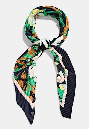 Foulard plissé noué avec un motif floral abstrait vert, noir, marron, jaune et blanc sur fond clair.