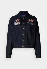 Σκούρο τζιν μπουφάν με κεντημένα λουλουδάτα και ουράνια σχέδια στο στήθος. Διαθέτει γιακά, κουμπάκια μπροστά και cropped μήκος.