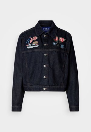 Tumši denim jakas ar izšūti ziedu un debesu dizainiem uz krūtīm. Iezīmēti ar apkakli, pogu priekšpusi un saīsinātu garumu.