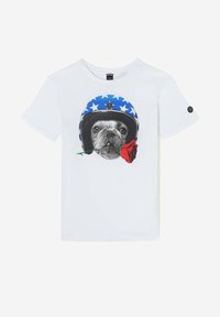 Camiseta blanca con un gráfico de un bulldog con un casco azul con estrellas blancas, sosteniendo una rosa roja. Cuello redondo y mangas cortas.