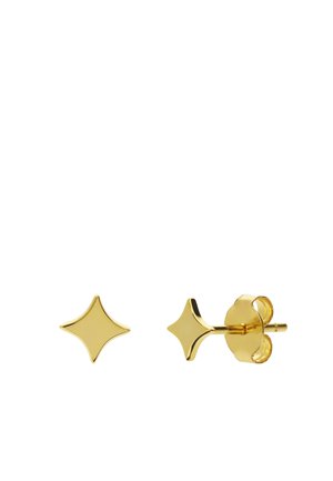 Kleine gepolijste gouden oorstekers in stervorm met vlinderachterklemmen op een witte achtergrond.