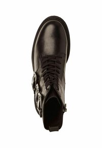 Bottine en cuir noir avec un laçage sur le devant, des boucles sur les côtés et une finition texturée. Dispose d'un bout arrondi et d'une semelle robuste.