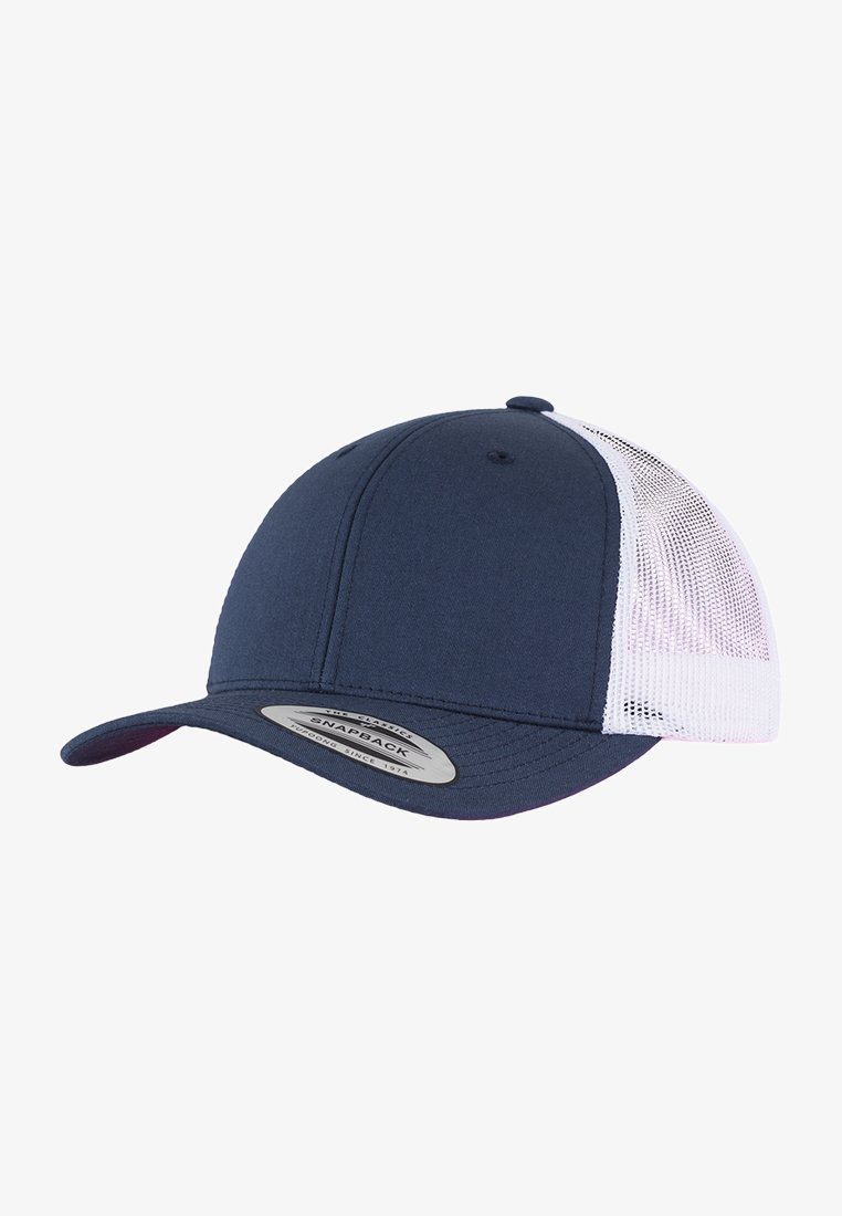 Marineblå caps med en strukturert stofffront, nettingbakside og en buet skygge. Har en snapback-lukking og en sølv etikett på forsiden.