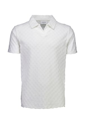 Weißes Polohemd mit kurzen Ärmeln, strukturiertem Schachbrettmuster und Kragen, vor weißem Hintergrund präsentiert.