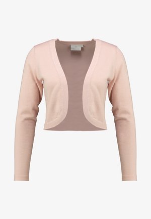 Skrócony kardigan w miękkim różowym splocie, z głębokim dekoltem w kształcie V i długimi rękawami, o gładkiej fakturze i lekkiej konstrukcji.