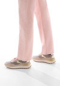 Scarpe sportive con una combinazione di colori grigia e rosa, dotate di una tomaia testurizzata, lacci rosa e una suola spessa bianca con accenti marrone chiaro.
