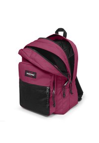 Rosa ryggsäck med svarta accenter, utrustad med ett dragkedjeslutet huvudfack, nätficka fram och justerbara remmar. Hållbart tyg och formad design.