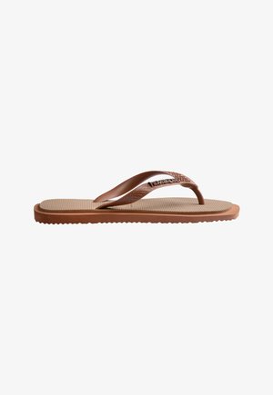 Brun gummi flip-flop med tekstureret fodseng, mønstret Y-rem og mærkenavn-detalje på hvid baggrund.