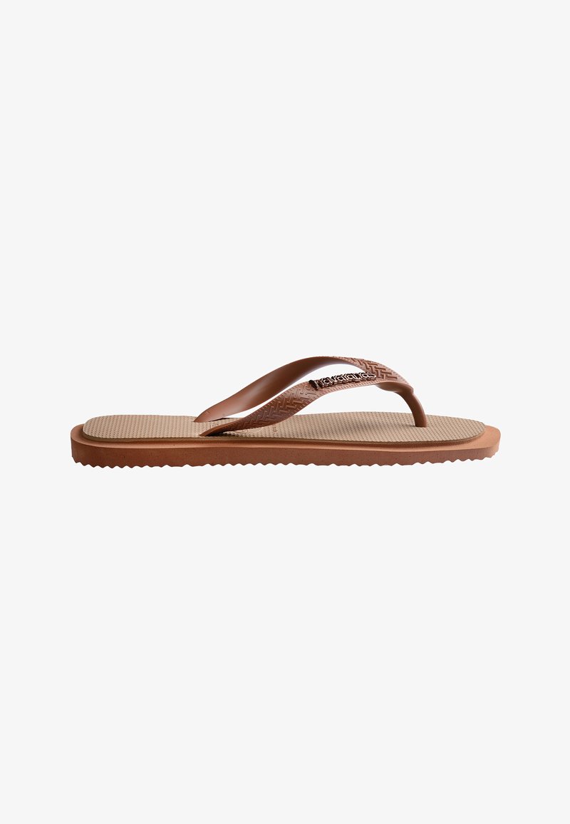 Tongs en caoutchouc marron avec semelle texturée, bride en Y à motifs et détail du nom de la marque sur fond blanc.